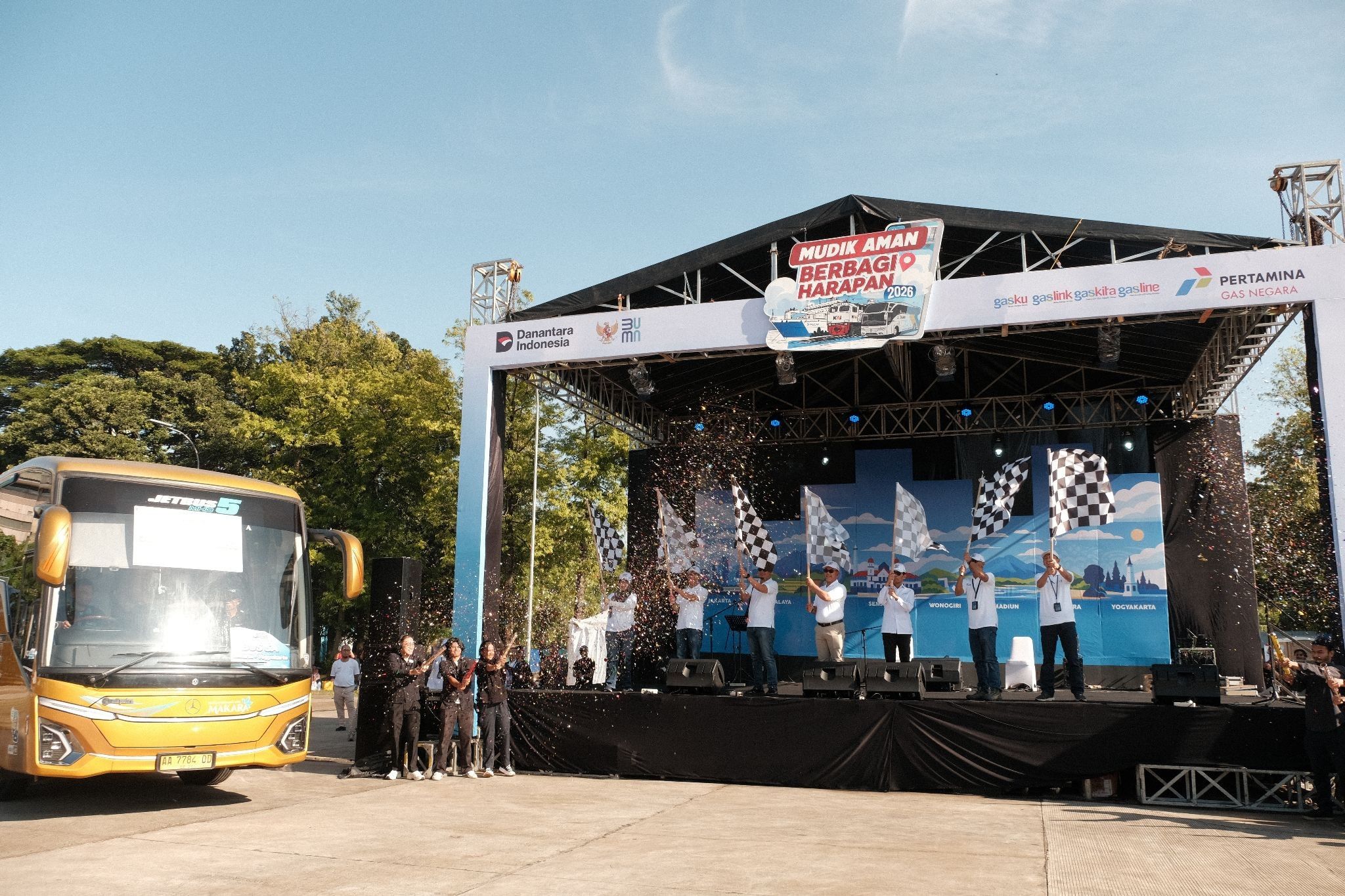 The finished Mudik Aman, Berbagi Harapan stage at the flag-off, with a bus beside it